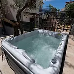 Apartament Mare With Private Garden And Jacuzzi