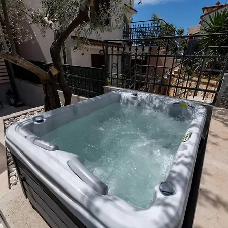 Apartment Mare With Private Garden And Jacuzzi